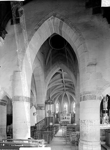 Vue intérieure de la nef vers le choeur