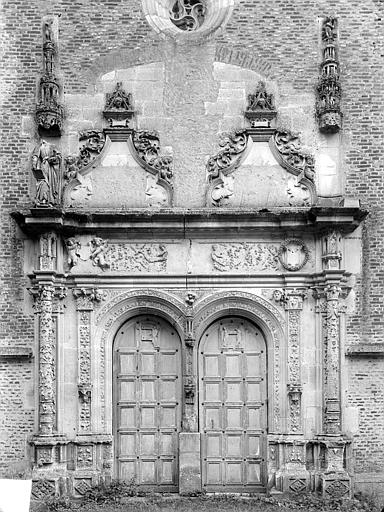 Chapelle : Portail de la façade ouest