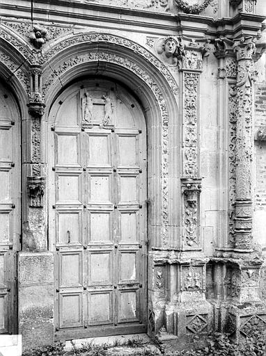 Chapelle. Portail de la façade ouest : Porte de droite