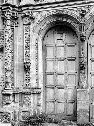 Chapelle. Portail de la façade ouest : Porte de gauche