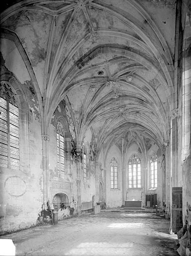 Chapelle : Vue intérieure de la nef vers le choeur