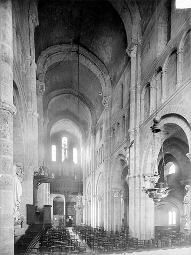 Vue intérieure de la nef vers l'entrée