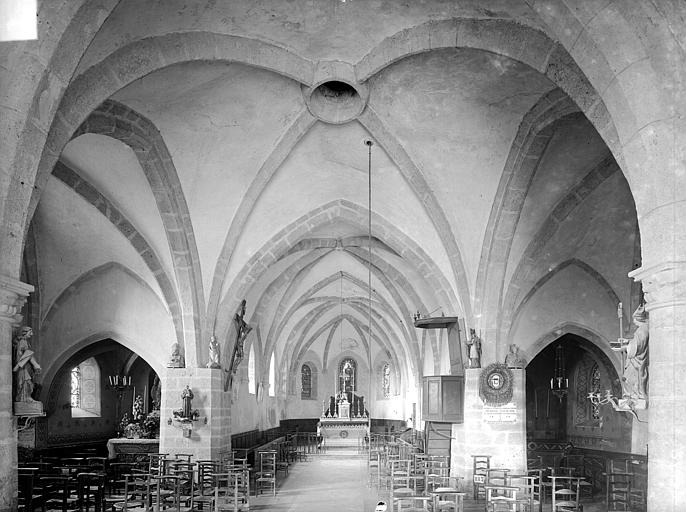 Vue intérieure de la nef vers le choeur