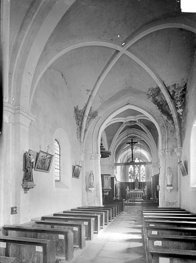 Vue intérieure de la nef vers le choeur