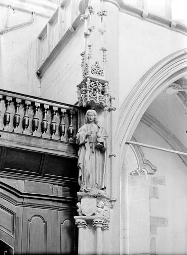 Statue en pierre sous un dais : saint Jean l'évangéliste - © Ministère de la Culture (France), Médiathèque du patrimoine et de la photographie, diffusion RMN-GP