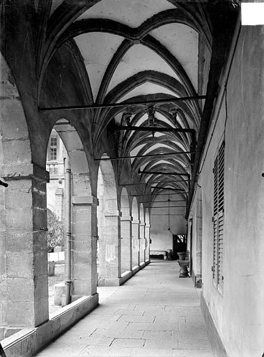 Cloître : Vue intérieure d'une galerie