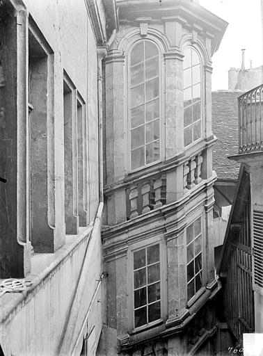 Cour intérieure : Tourelle d'escalier dite tour de Vergy