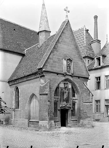 Chapelle Sainte-Croix : Porche