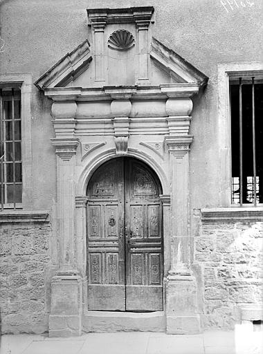 Façade : Porte d'entrée