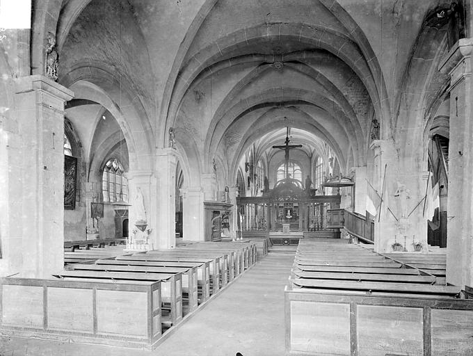 Vue intérieure de la nef vers le choeur