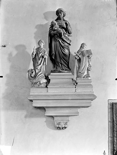 Trois statues en pierre : saint Bernard de Menton, saint Pierre de Vérone et La Vierge à l'Enfant