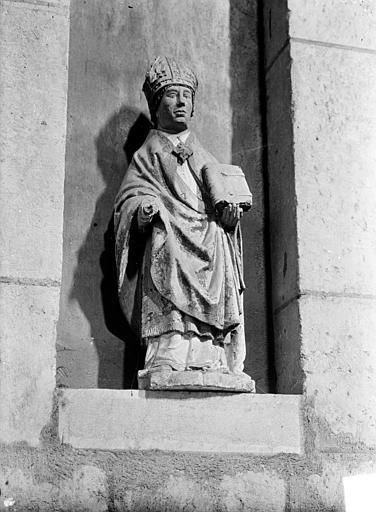 Statue en pierre : saint Blaise