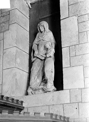 Groupe sculpté en pierre : sainte Anne et la Vierge