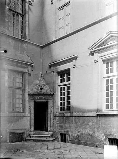 Cour intérieure : Petite porte d'encoignure