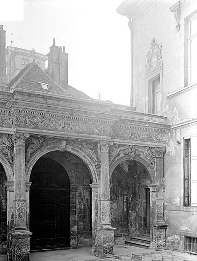 Cour intérieure : Arcades du porche