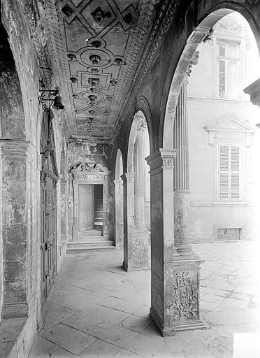 Cour intérieure : Vue intérieure de la galerie du porche