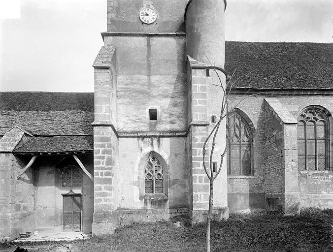 Façade sud : Base du clocher et porche d'entrée