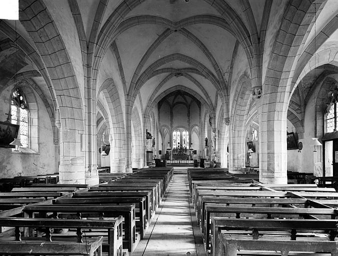 Vue intérieure de la nef vers le choeur