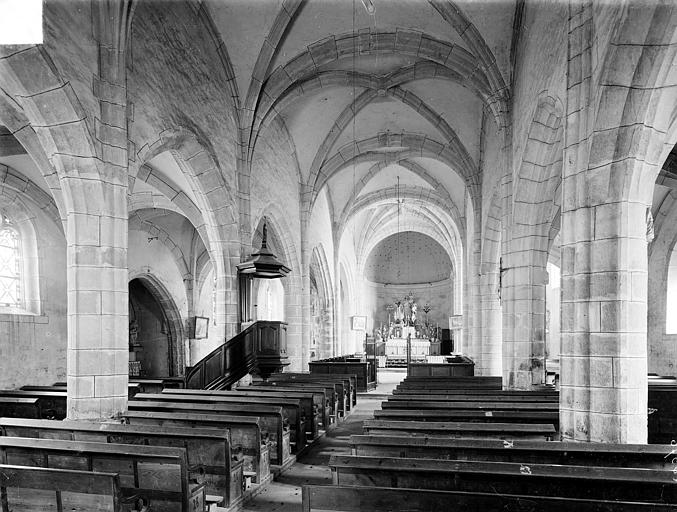 Vue intérieure de la nef vers le choeur