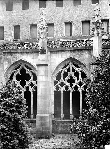 Petit cloître : Vue extérieure de deux arcades