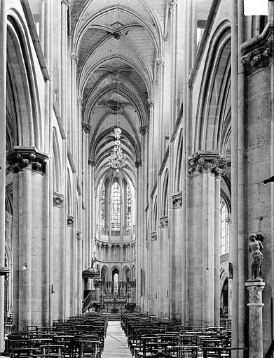 Vue intérieure de la nef vers le choeur