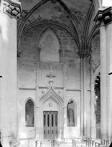 Vue intérieure d'une chapelle latérale