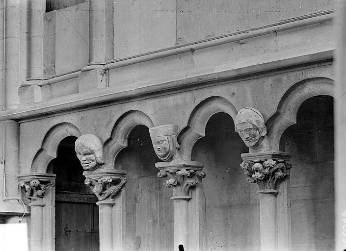 Vue intérieure de la nef : Arcature du triforium