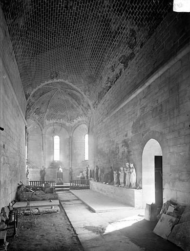 Eglise : Vue intérieure de la nef vers le choeur