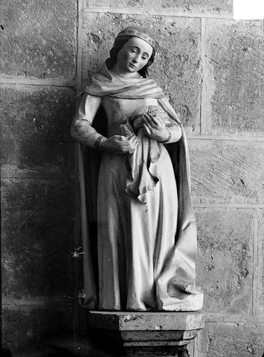 Statue : une sainte