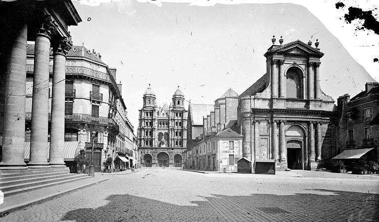 Vue générale côté ouest, prise depuis la place