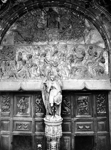 Portail central de la façade ouest, tympan : Le Jugement dernier. Statue du trumeau : saint Michel