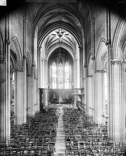 Vue intérieure de la nef vers le choeur