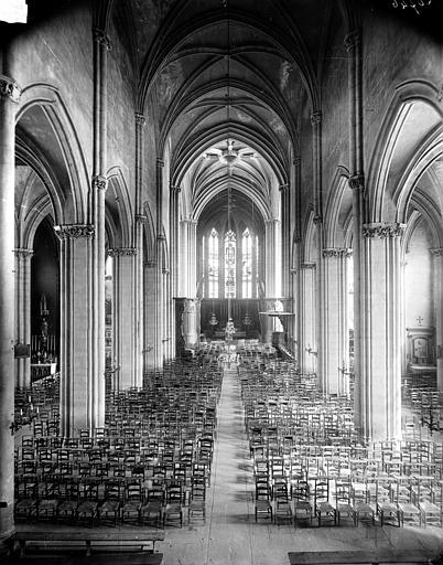 Vue intérieure de la nef vers le choeur