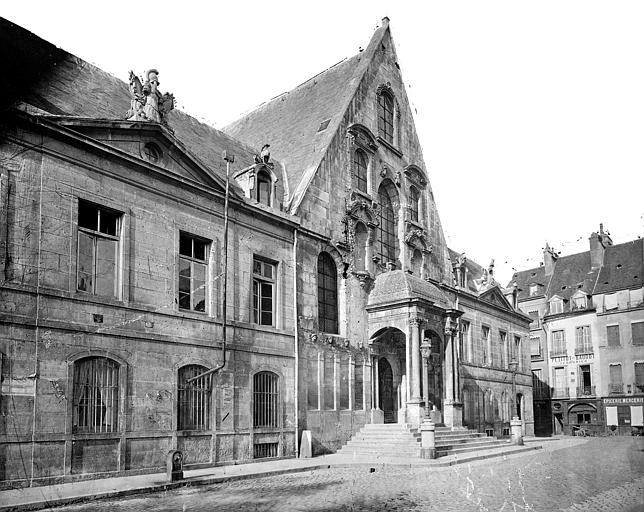 Façade sur la place : Pavillon d'entrée