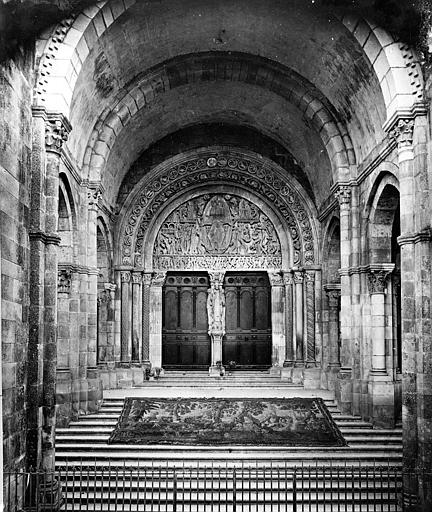 Portail de la façade ouest, sous le porche