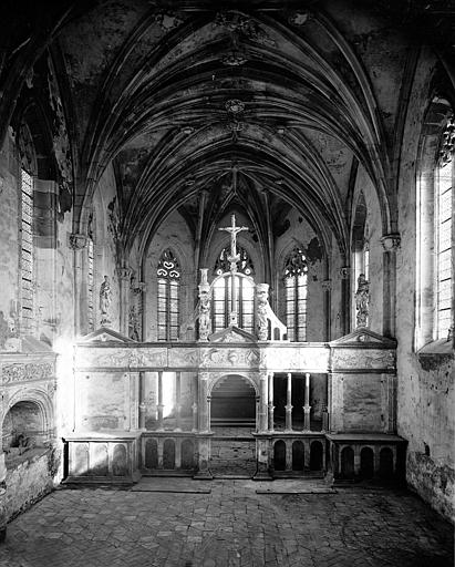 Chapelle : Vue intérieure de la nef vers le choeur