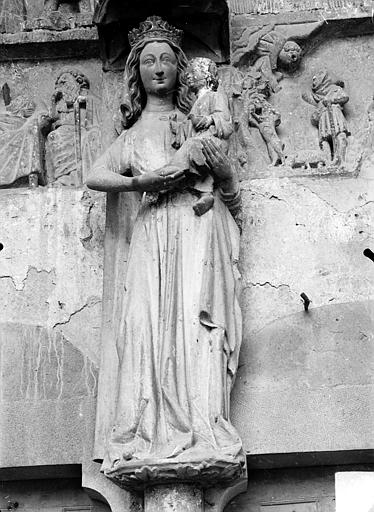 Portail central de la façade ouest. Statue du trumeau : La Vierge à l'Enfant