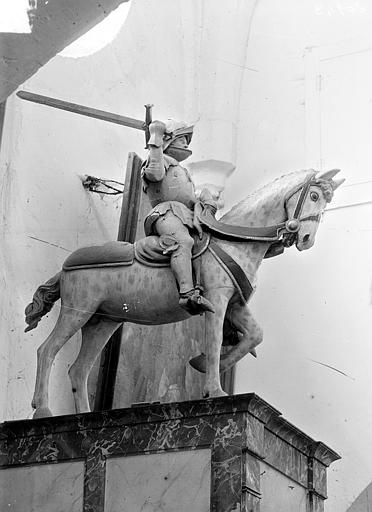 Statue équestre en bois polychrome : Saint Maurice