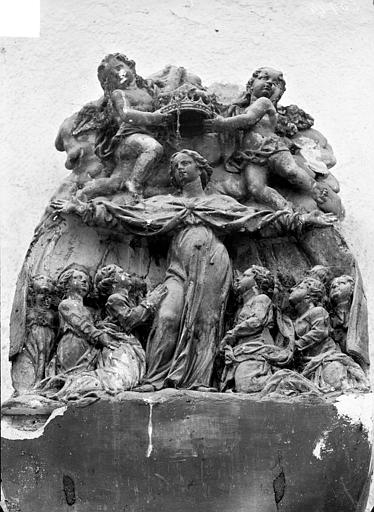 Groupe sculpté en pierre polychrome : Vierge auxiliatrice ou sainte Ursule et ses compagnes