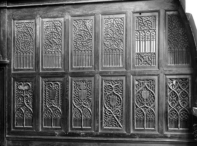 Chapelle, clôture. Clôture de chapelle en bois sculpté