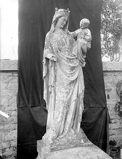 Statue en pierre : La Vierge à l'Enfant