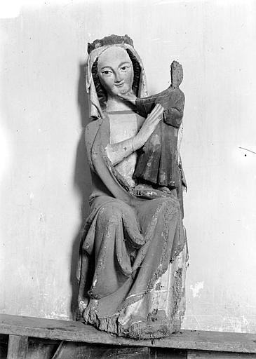 Statue en pierre : Vierge à l'Enfant assise