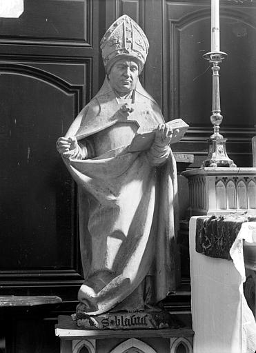 Statue en pierre : saint Blaise