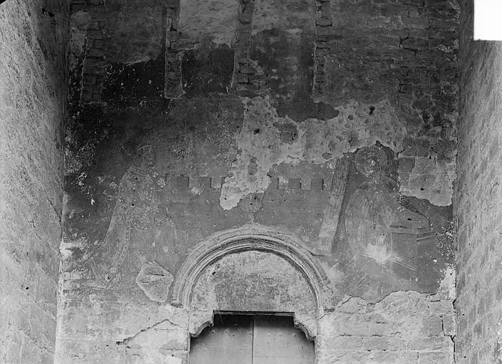 Peinture murale située au-dessus de la petite porte romane de la façade nord : L'Annonciation - © Ministère de la Culture (France), Médiathèque du patrimoine et de la photographie, diffusion RMN-GP