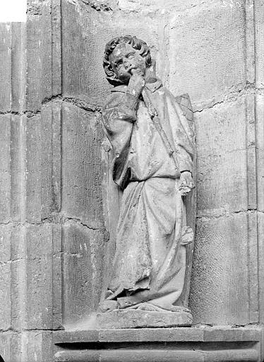 Portail de la façade ouest. Statue de l'ébrasement gauche : Ange musicien - © Ministère de la Culture (France), Médiathèque du patrimoine et de la photographie, diffusion RMN-GP