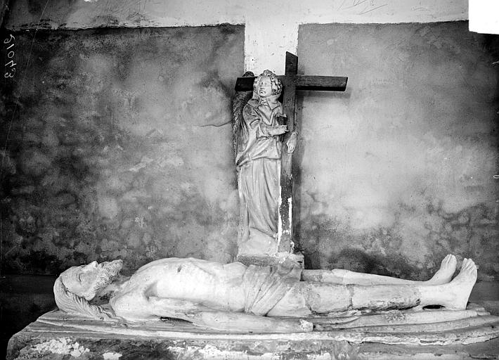 Statues en pierre : Le Christ gisant et un ange tenant la croix - © Ministère de la Culture (France), Médiathèque du patrimoine et de la photographie, diffusion RMN-GP