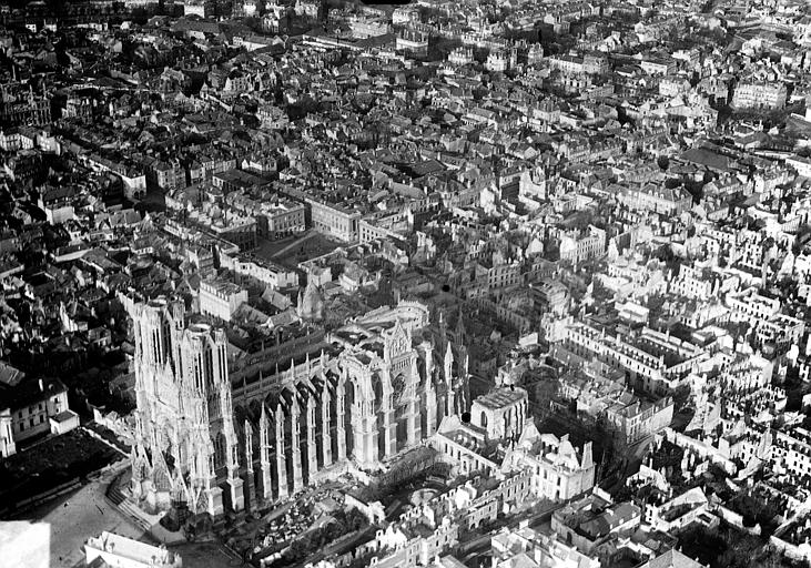 Vue aérienne du quartier de la cathédrale : Vue prise du sud-ouest