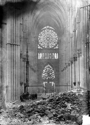 Vue intérieure de la nef vers le choeur, après la dépose de la grande rose