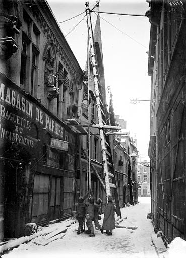 Dépose des statues de la façade. Dépose des statues de la façade