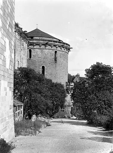 Tour Hurtault et terrasse située en contrebas de la chapelle